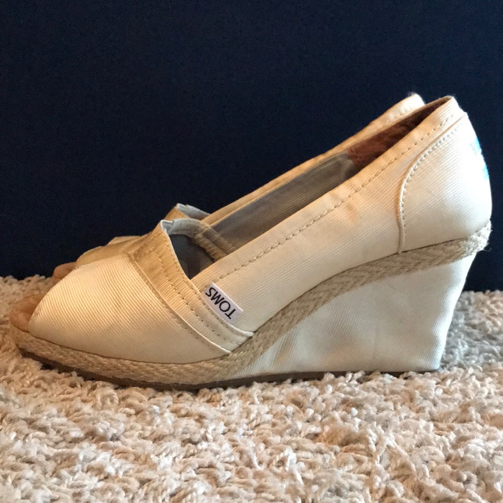 TOMS cream wedges
